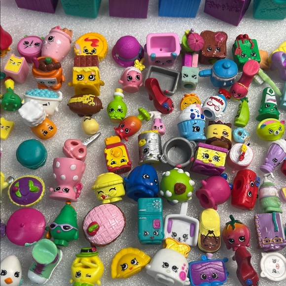 Shopkins Lot & Accessories (160 Shopkins) - Picture 5 of 7